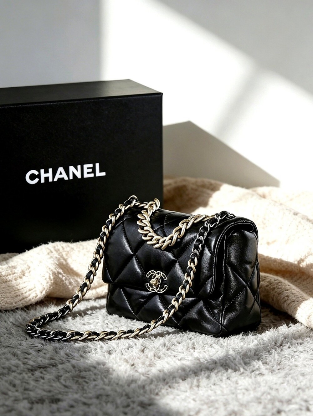 Chanel 19 Medium in Quilted Shiny Calfskin - Picture 3 of 7
